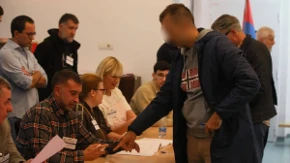 Brutalno kršenje izborne tišine nasred biračkog mesta! Ubacuje listić, kezi se i pokazuje OVO