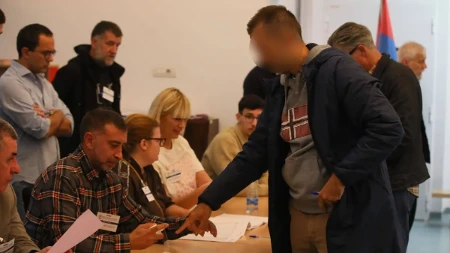 Brutalno kršenje izborne tišine nasred biračkog mesta! Ubacuje listić, kezi se i pokazuje OVO