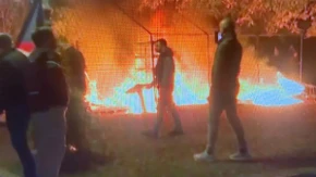 Haos i plamen u Pionirskom parku! Pristalice "Studentske liste" zapalili šatore i ruše po Beogradu – Vatrogasci se bore sa vatrenom stihijom!