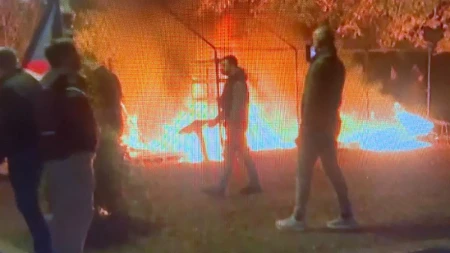 Haos i plamen u Pionirskom parku! Pristalice "Studentske liste" zapalili šatore i ruše po Beogradu – Vatrogasci se bore sa vatrenom stihijom!