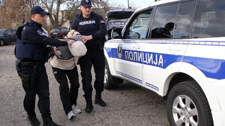 Nasilnik zlostavljao i batinao suprugu: Devojčica (11) pobegla iz stana i uletela u stanicu policije da prijavi oca