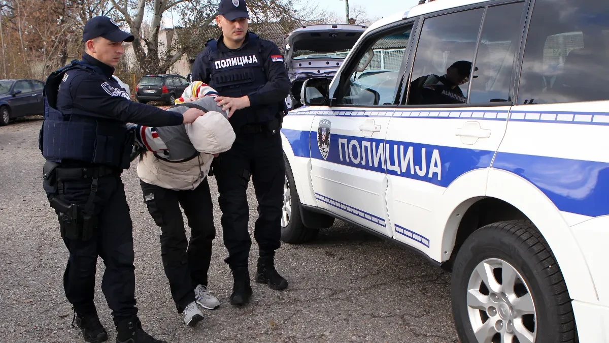 Nasilnik zlostavljao i batinao suprugu: Devojčica (11) pobegla iz stana i uletela u stanicu policije da prijavi oca