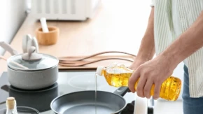 Da li prvo treba zagrejati tiganj ili sipati ulje? Redosled je važniji nego što mislite