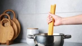 Testeninu kuvate sa ili bez poklopca – kada treba da ga sklonite da voda ne prekipi