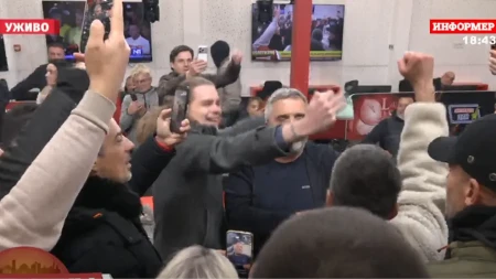 Dijana Hrka i pripadnici zborova upali u zgradu Informera, Vučićević pozvao Srdanovića: Molimo vas recite im da se sklone