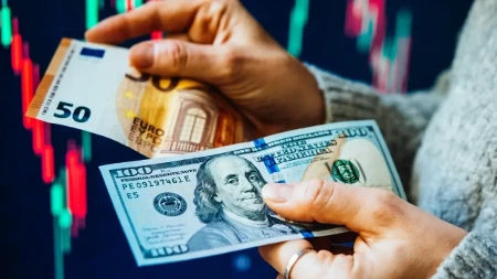 Evro trpi pritisak, dolar u padu - kakva su predviđanja za kraj godine