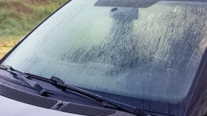 Kako najbrže odmagliti stakla u automobilu? Izbegnite ovu čestu grešku