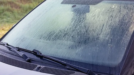 Kako najbrže odmagliti stakla u automobilu? Izbegnite ovu čestu grešku