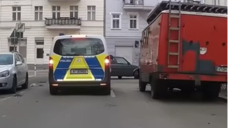 Automobil uleteo u grupu ljudi u Nemačkoj: Počinioci u bekstvu