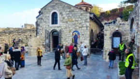 Reke vernika od ranog jutra u crkvi Ružici! Na Svetu Petku dolaze i stari i mladi, prizori sa Kalemegdana pokazuju snagu vere