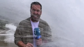 Jeziv prizor u programu uživo! Džinovski talas poklopio reportera i snimateljku, voditelj zanemeo u studiju (VIDEO)