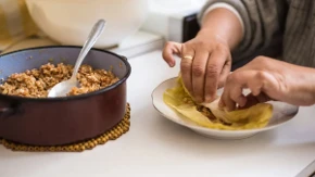 Sarmi moje ujna Rade niko ne može ni da priđe: Caka je u pripremi mesa - evo da li ga treba dinstati ili se živo mota u kupus
