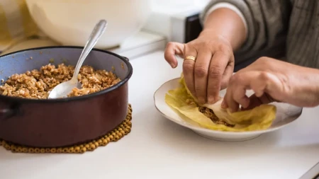 Sarmi moje ujna Rade niko ne može ni da priđe: Caka je u pripremi mesa - evo da li ga treba dinstati ili se živo mota u kupus