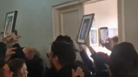 Upad u zgradu Opštine Zemun: Grupa ljudi iznosi slike (VIDEO)