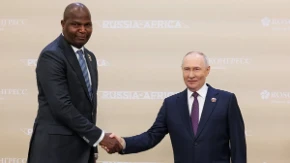 Fotografija Putina i predsednika Mozambika postala pravi hit! Ovaj detalj svima privlači pažnju