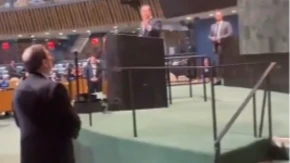 „Lažove!“ Haos usred Ujedinjenih nacija! Kubanski ministar krenuo na Amerikanca, delegati udarali po stolovima (VIDEO)