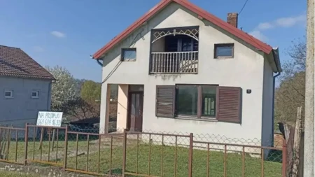 Kuća na sprat sa ogromnim placem prodaje se za 25.000 evra! Ima više od 10 ari dvorišta, evo gde se nalazi