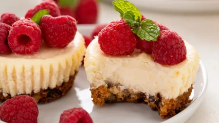 Desert kao iz poslastičarnice: Mini čizkejkovi sa malinama će oduševiti čak i one koji nisu ljubitelji voća