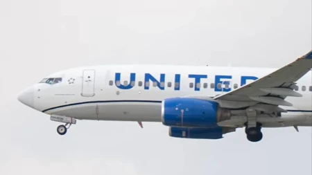 Drama u avionu za Njujork! Stjuardesa pogledala telefon putnika, a onda je usledio hitan potez (VIDEO)