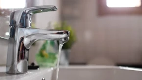 Slab pritisak vode u stanu? Nekoliko stvari proverite pre nego što pozovete vodoinstalatera