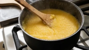 Palenta se zgusne, a i dalje nije gotova: Evo kada treba da je skinete sa šporeta da bude kao krem