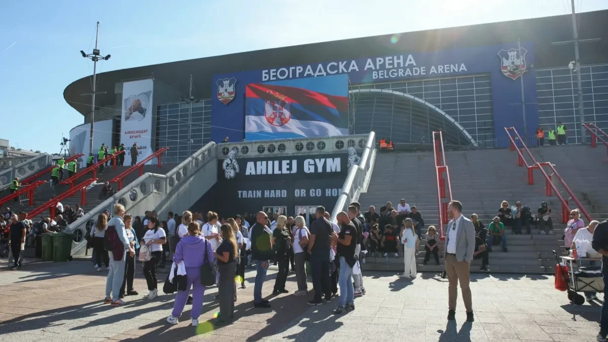 "Samo lud čovek ne vidi koliko je Vučić uradio za Srbiju" Ekipa Alo! sa građanima pred spektakl u Areni (VIDEO)