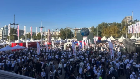 Reke ljudi ka Areni: Atmosfera se zahuktava pred početak velikog skupa
