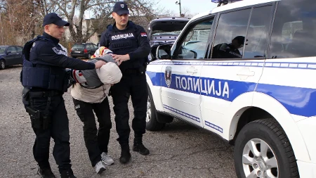 Potegao pištolj na suprugu u Zemunu: Ženu zverski pretukao, udarao glavom o ormar pa je upucao u nogu