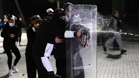 Haos u Albaniji ne jenjava! 18. dan protesta, opozicija zapalila baklje u skupštini, demonstranti traže Raminu ostavku!