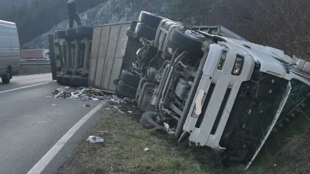 Šleper sa hladnjačom sleteo s puta kod Čačka: Meštani ga izvlače traktorima (FOTO)