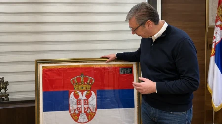 "Ova zastava je za istoriju" Vučić: Doneo sam odluku da je ne ostavim u Predsedništvu (VIDEO)