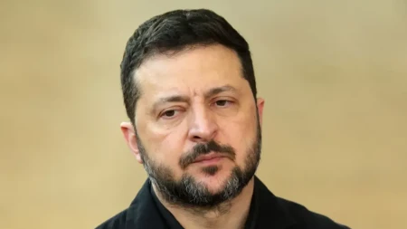 Ko zapravo drži Zelenskog na vlasti?! Američki pukovnik izneo teške tvrdnje: „Oni ga štite!“