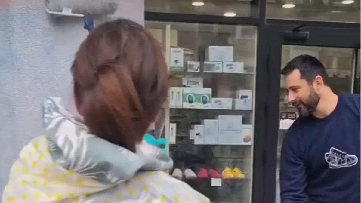 "Aktivisti Studentske liste nakon uklanjanja grafita Mladića započeli su sa uklanjanjem srpskih trobojki" (VIDEO)