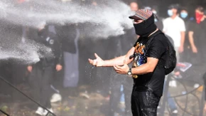 Totalni haos u Albaniji već 19 dana zaredom! Demonstranti zasuli policiju kišom kamenica i vatrenim bombama, pa krenuli na zgradu Vlade!