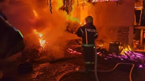 Veliki požar na izlazu iz Rume: Vatra kulja iz industrijske hale (FOTO)
