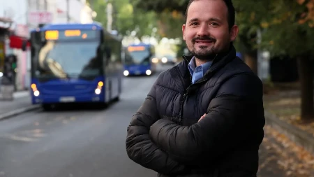 Svi ga pitaju da li 706E ide do Zelenog venca, a njegov odgovor nasmejao je Srbiju: Upoznajte Slavka, najduhovitijeg vozača autobusa