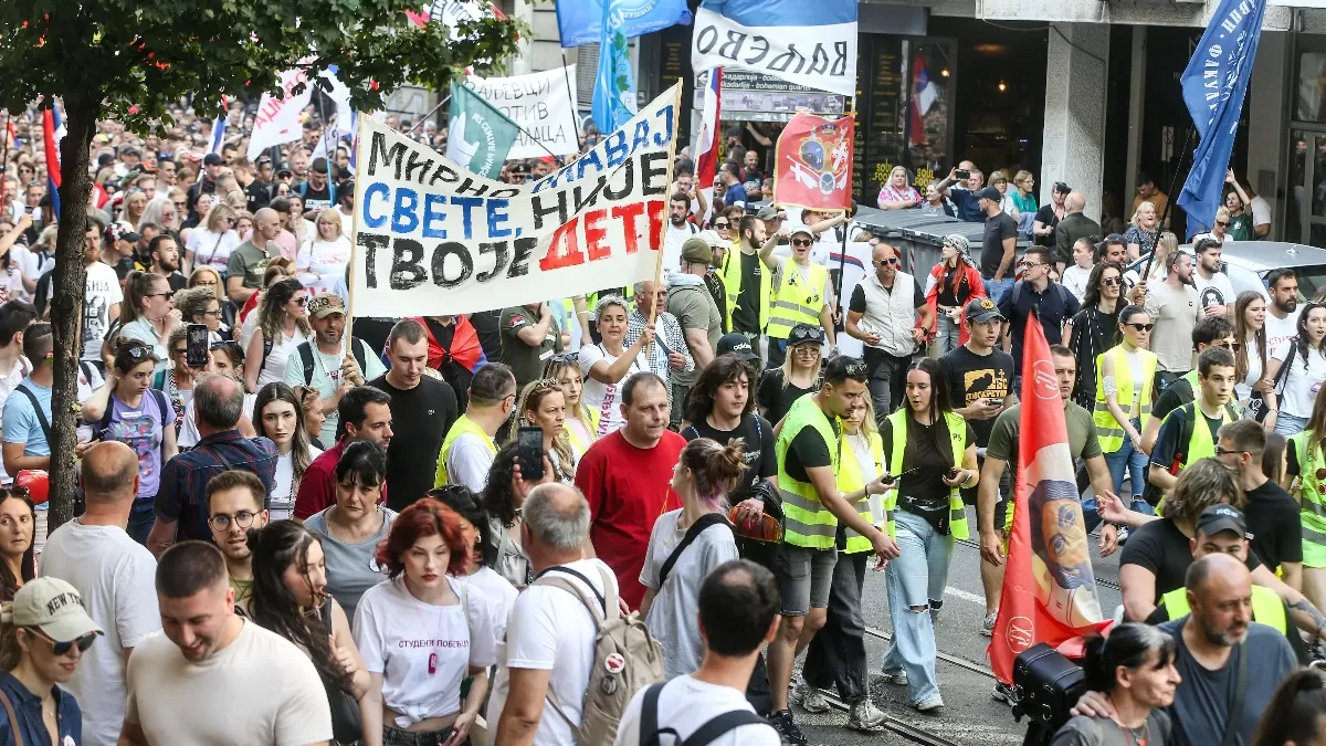 Gledaj, Srbijo, kako blokaderka pljuje po našim selima: Lažna elita otvoreno mrzi srpske domaćine (VIDEO)