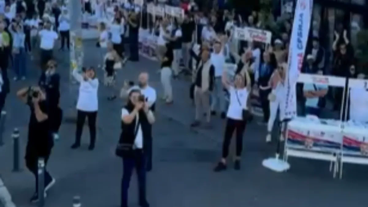 Spektakularna akcija mladih naprednjaka: Novi Beograd gromoglasno stao uz listu "Ujedinjena Srbija" (VIDEO)