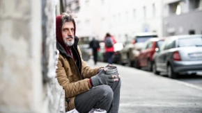 Spavao je u kolima i kopao po kontejnerima, a onda se dogodlo nešto neverovatno: Preko noći je postao milioner - evo kako