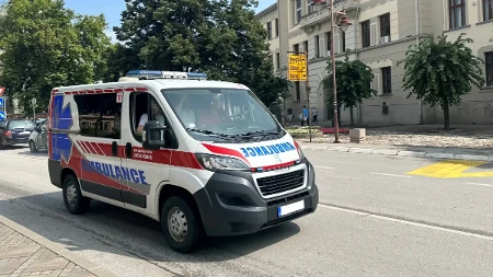 Voz udario u „džip“ kod Doljevca! Vozač (39) povređen, železnički saobraćaj bio obustavljen