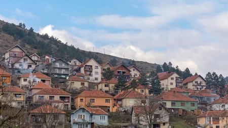 Na putu ka Tumanu prodaje se imanje za 17.000 evra - dve kuće i 12 ari zemljišta