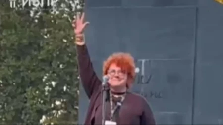 Blokaderka se vratila na "fabrička podešavanja", ali se brzo prebacila na programiranje gazda: Prvo pokazala srpska tri prsta, pa se setila da su gazde zabanile i ispravila se (VIDEO)