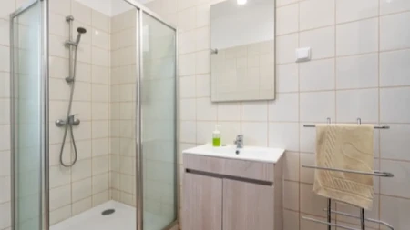 Ove stvari nipošto ne držite u kupatilu: Vlaga i para im štete, a niste imali pojma