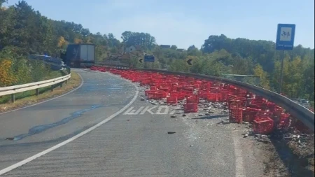 Haos kod Gornjeg Milanovca:  Više od 500 gajbi sa pićem završilo na putu kada se prevrnuo šleper (FOTO)