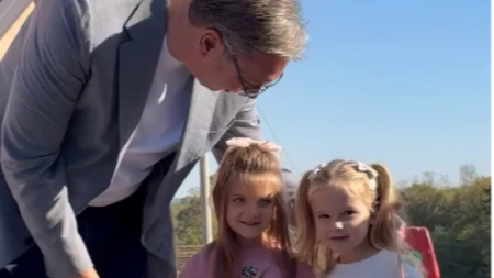 Vučiću prišle dve devojčice, a onda je usledila scena koja je sve raznežila! „Vratile su mi snagu!“ (Video)