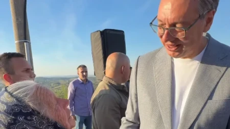 Baka Nadežda prišla Vučiću i dala mu nešto što se ne kupuje novcem! Pogledajte šta mu je poželela (Video)