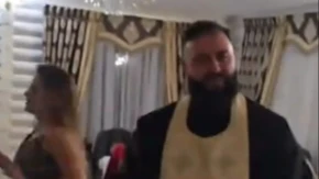 Sveštenik zapalio svadbu! Izašao na podijum, a onda pokazao kako se đuska – snimak je hit