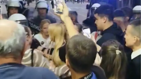Studenti ponovo napali žene! Njih 80 kidišu na 3 žene kao besni psi! (VIDEO)