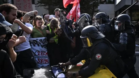 Francuska gori, Makron u panici?! Pola miliona ljudi na ulicama, škole zatvorene, hiljade privedenih: Hitno sazvao ministre!
