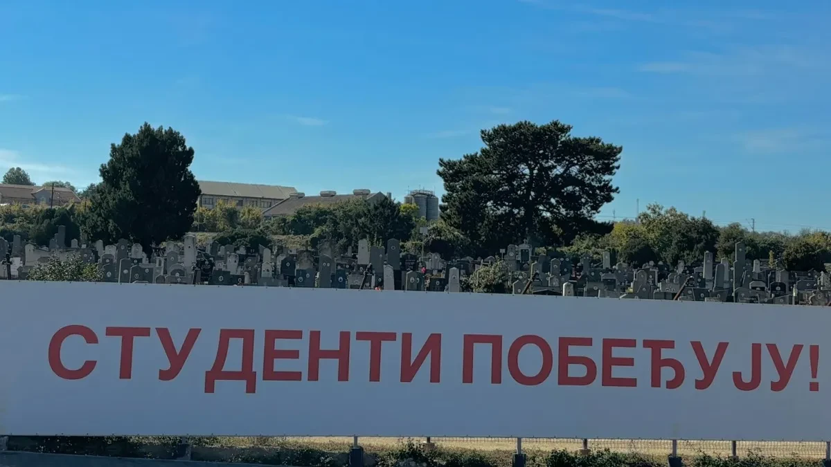 Hit blokadera: Transparent “Studenti pobeđuju” postavili na groblje